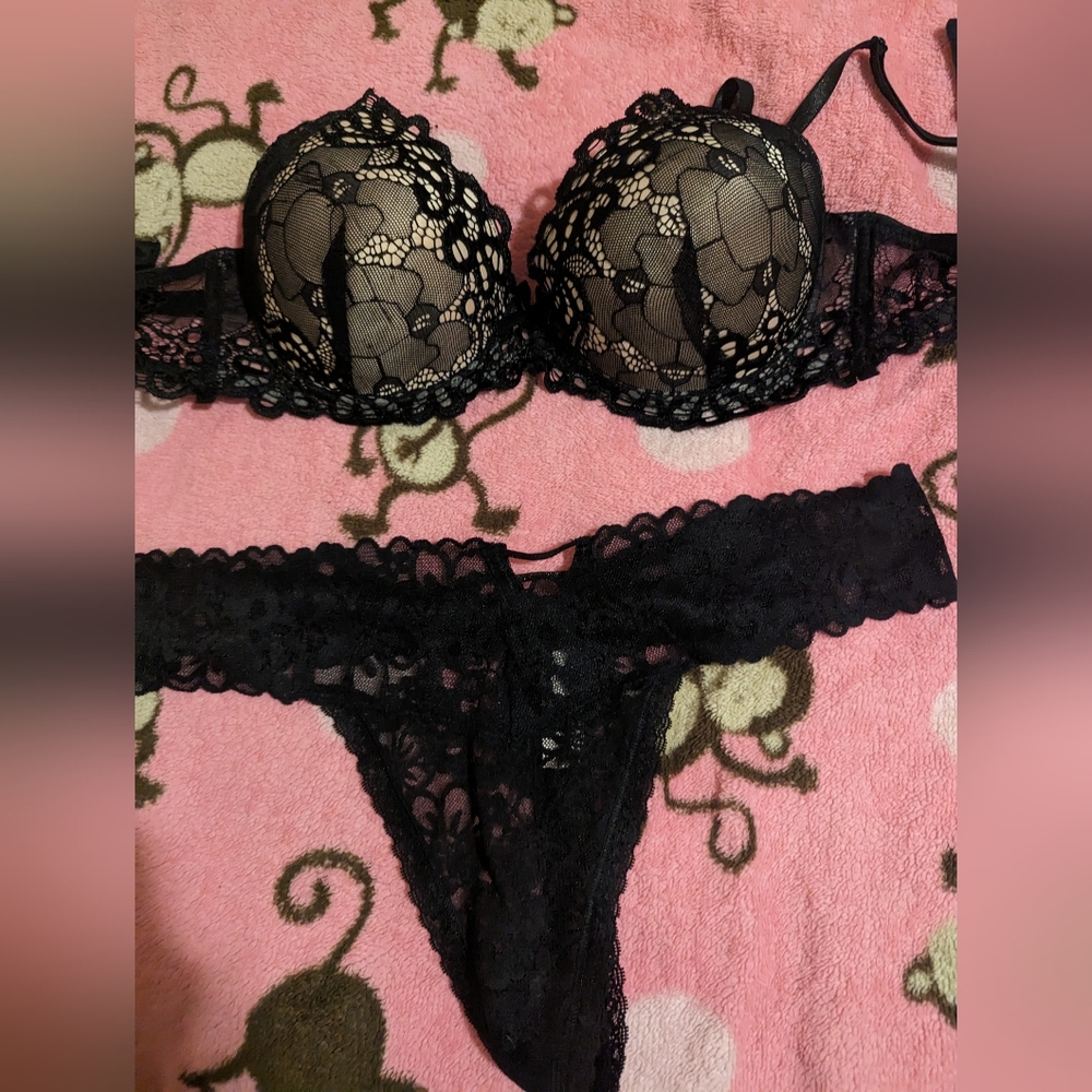 Marilyn Monroe black lace bra